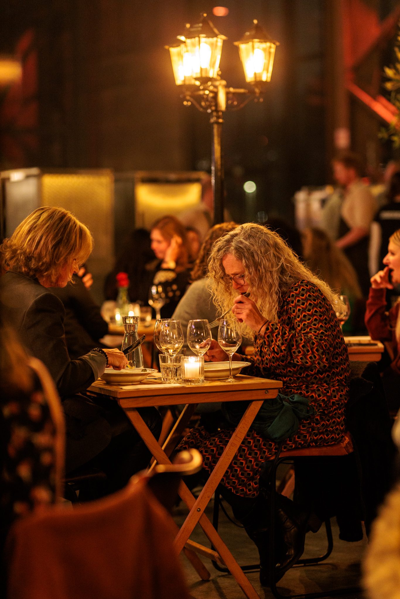Gasten dineren tijdens het festival