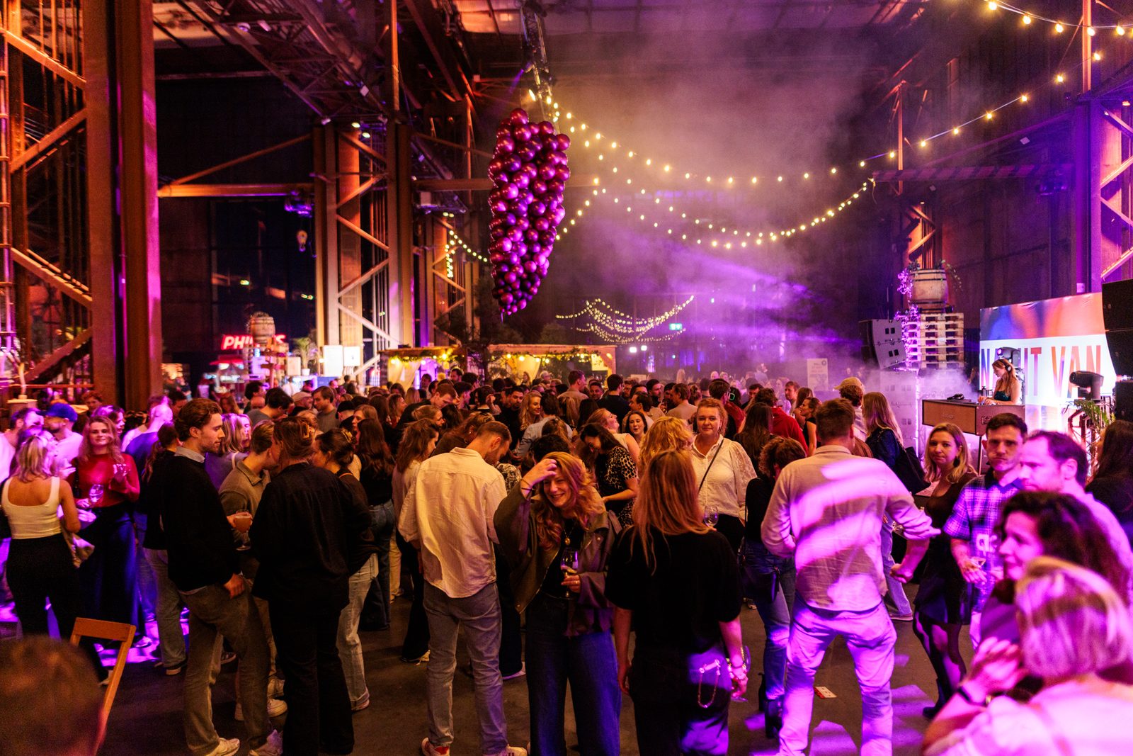 De festivalvloer in de avond