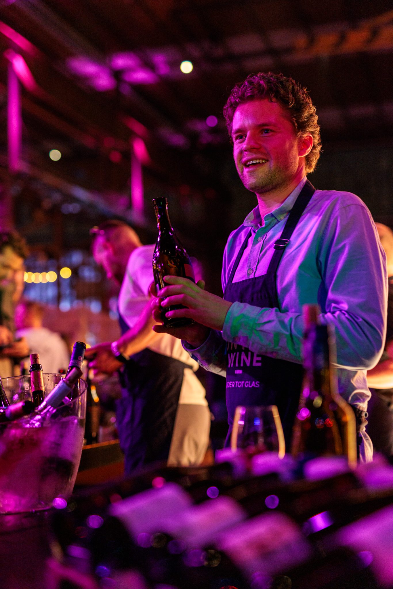 Sommelier achter de wijnbar